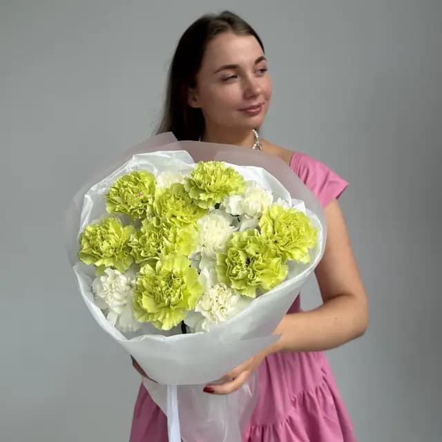 Букет из 15 пушистых зеленых и белых гвоздик "LIME & WHITE"