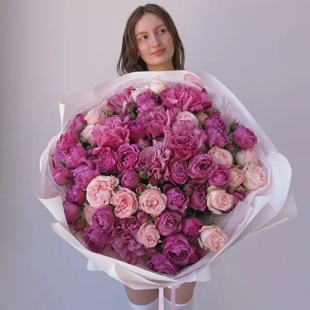 Букет из 23 пионовидных роз "COUNTRY, MISTY & BOMBASTIC"