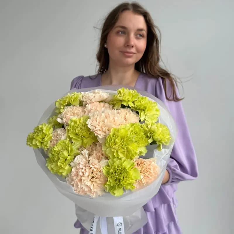Букет из 25 кремовых и зелёных гвоздик "PISTACHIO MILK" — Фото 3
