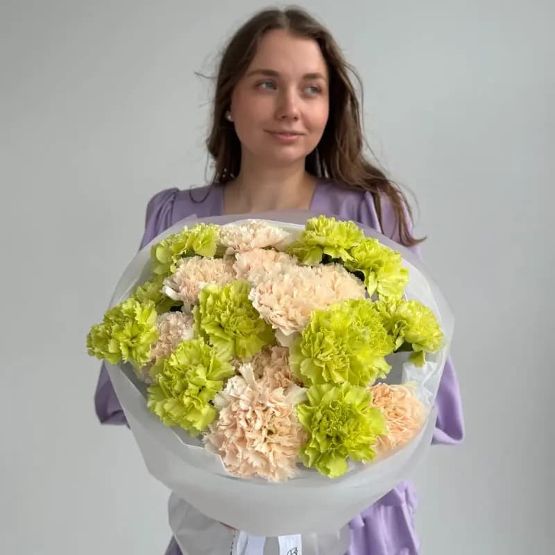 Букет из 25 кремовых и зелёных гвоздик "PISTACHIO MILK" — Фото 5