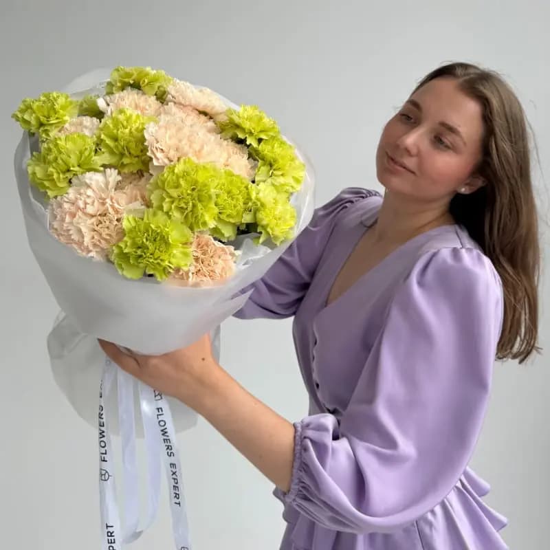 Букет из 25 кремовых и зелёных гвоздик "PISTACHIO MILK" — Фото 7