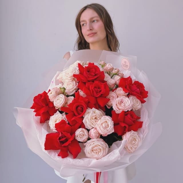Букет из пионовидных и красных роз "BOMBASTIC & NINA"