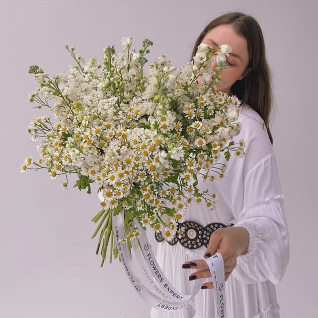 Букет из сирени, ромашек и дельфиниума "LOVE IN BLOOM"