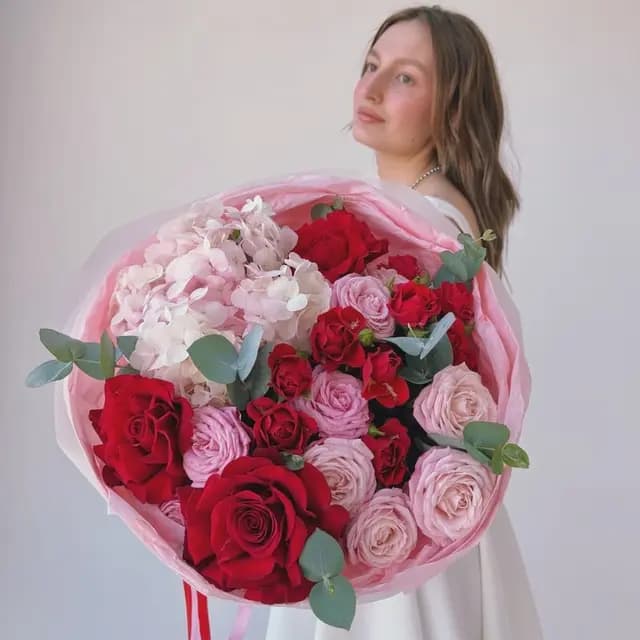 Букет с гортензией и розами "RED MELODY"