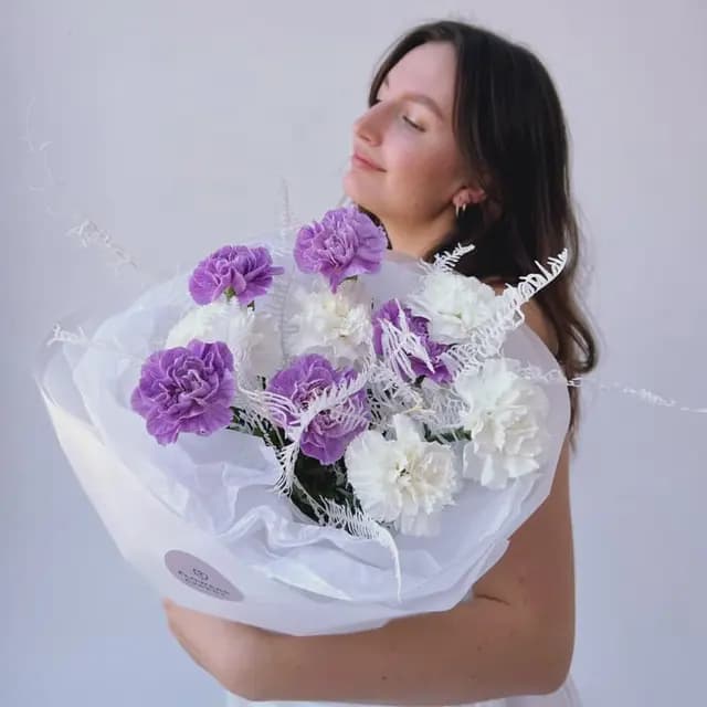 Букет из 11 гвоздик с сухоцветами "WHITE & MOONAQUA"