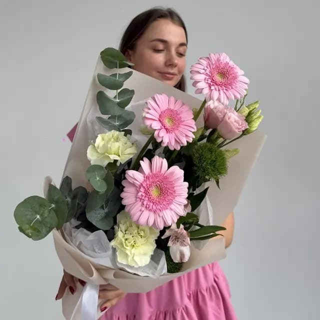 Охапка цветов для дома с герберами и диантусами "PINK MATCHA"