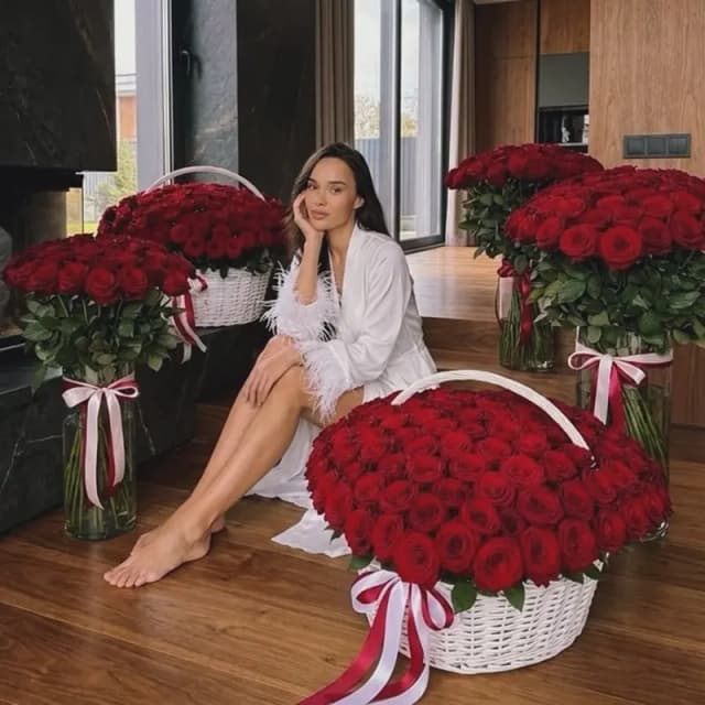 Сет из 2-х корзин из 101 розы и 3-х букетов из 25 роз 70 см "CLASSIC RED SET"