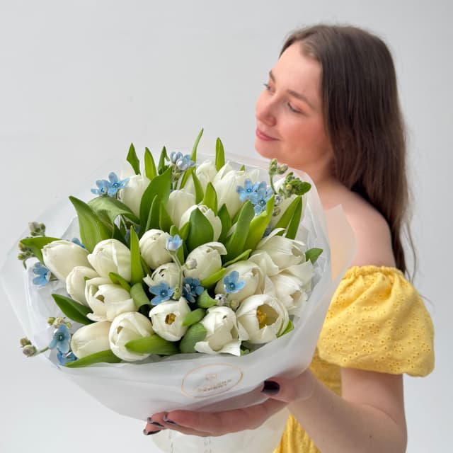 Букет из 25 белых тюльпанов с оксипеталумом "ARCTIC BLOOM"