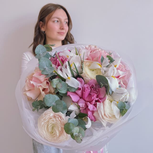Букет с розами, ирисами и ранункулюсами "SPRING BLUSH"