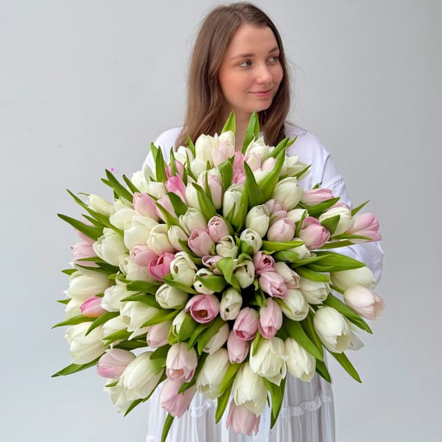 Букет из 101 белого и розового тюльпана микс "ALLURE"