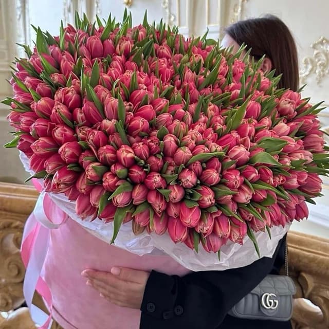 Шляпная коробка из 301 пионовидного тюльпана "GRAND BLOOM"