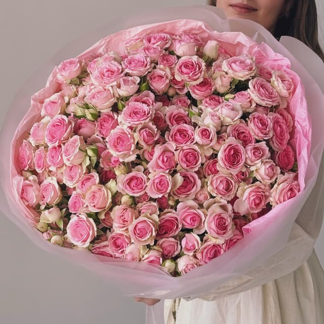 Букет из 19 розовых кустовых роз "DINARA"