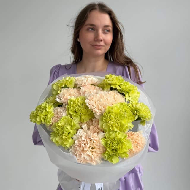 Букет из 25 кремовых и зелёных гвоздик "PISTACHIO MILK"