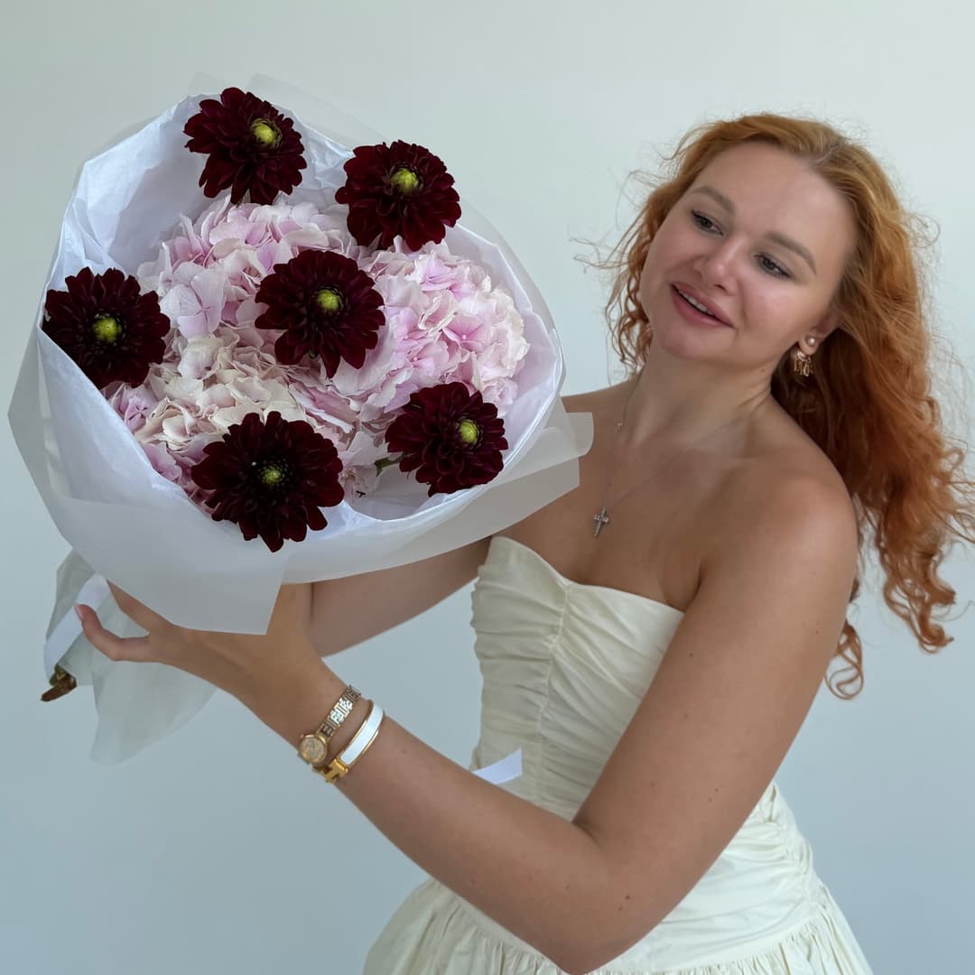 Букет из 3 гортензий с георгинами "DAHLIA VELVET"