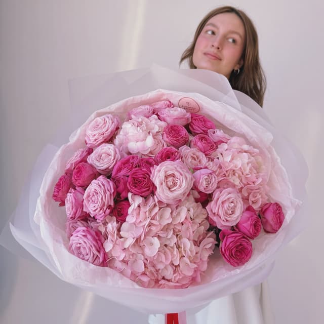 Букет из гортензий и пионовидных роз "PINK BLOOM"