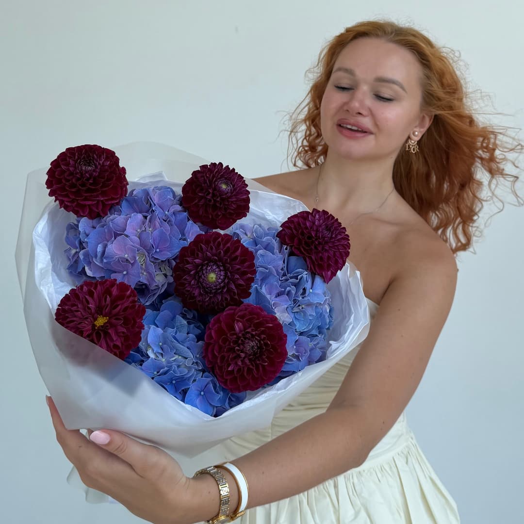 Букет из 3 гортензий с георгинами "DAHLIA NOIR"