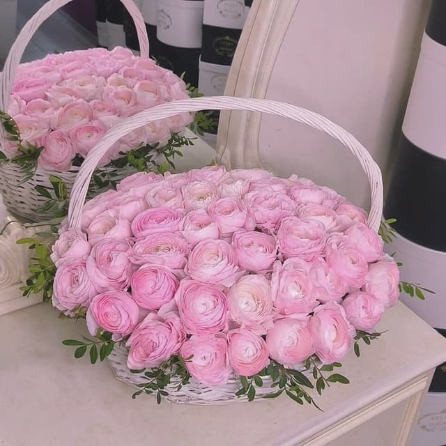 Корзина из 51 ранункулюса "BIG SPRING LOVE"