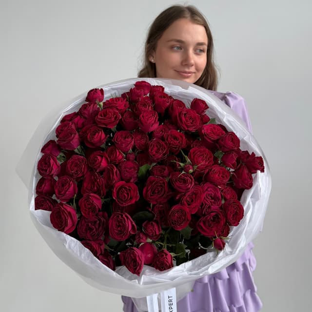 Букет из 19 пионовидных кустовых роз "RED TRENDSETTER"