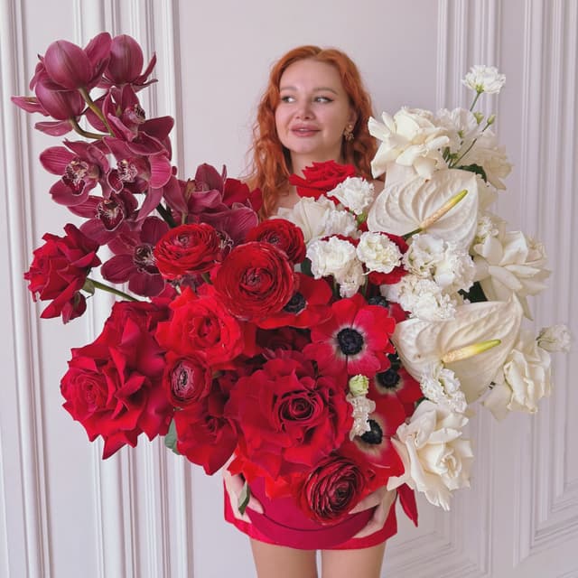 Коробка с орхидеей, анемонами и антуриумом "RED IVORY"