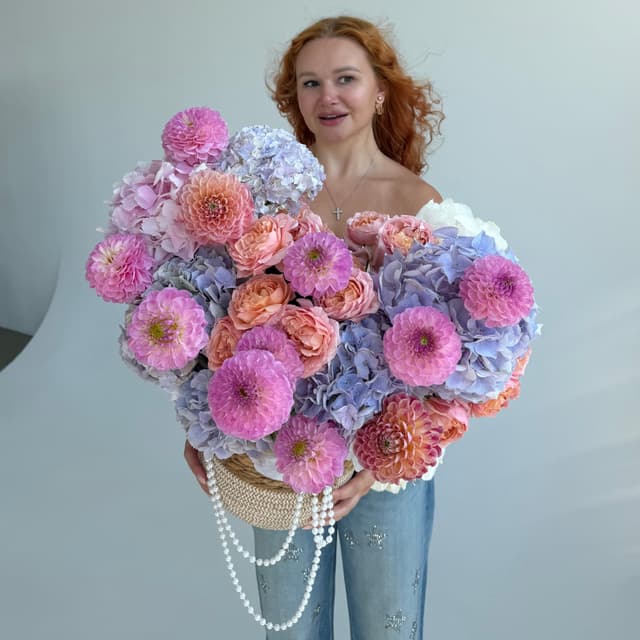 Композиция в кашпо с жемчугом, гортензиями и георгинами "DAHLIA PEARL"