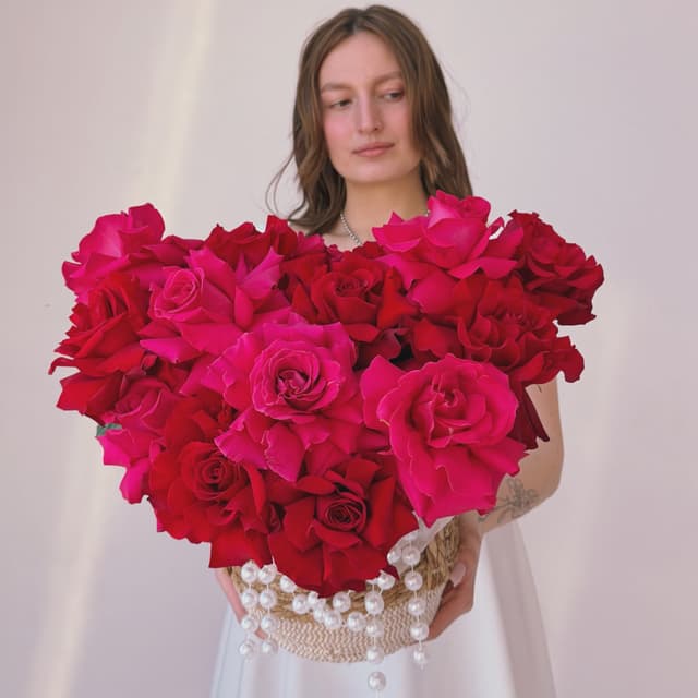 Композиция в кашпо из 15 французских роз с жемчугом "MAISON DE ROSES"