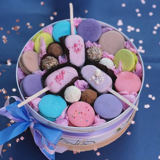 Коробочка с макарунами и трюфелями "WOW, SWEET!"