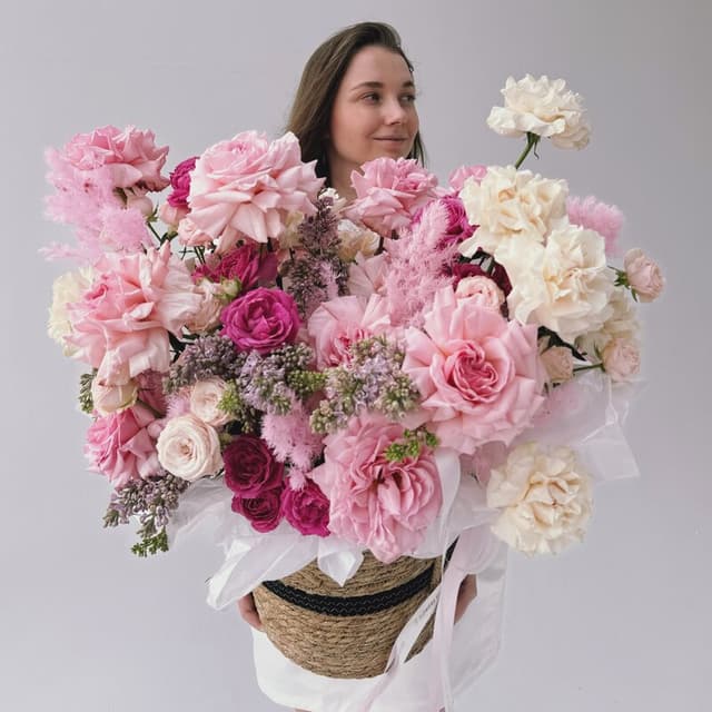 Композиция в кашпо c французскими розами и сиренью "SPRING WISH"