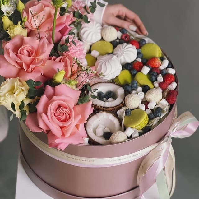 Коробочка с цветами, ягодами и сладостями "BEST"