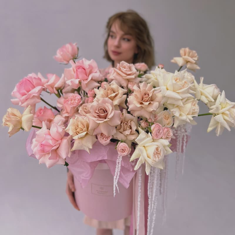 Шляпная коробка с розами "PINK CAPPUCCINO"