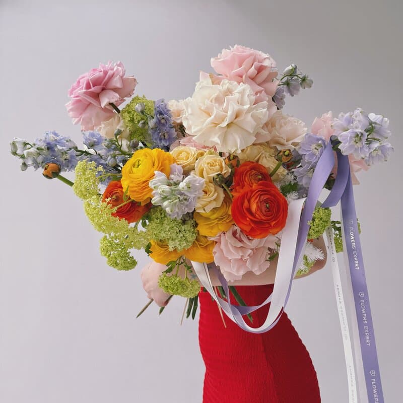 Садовый букет с ранункулюсами и дельфиниумом "SPRING CRUSH" — Фото 2