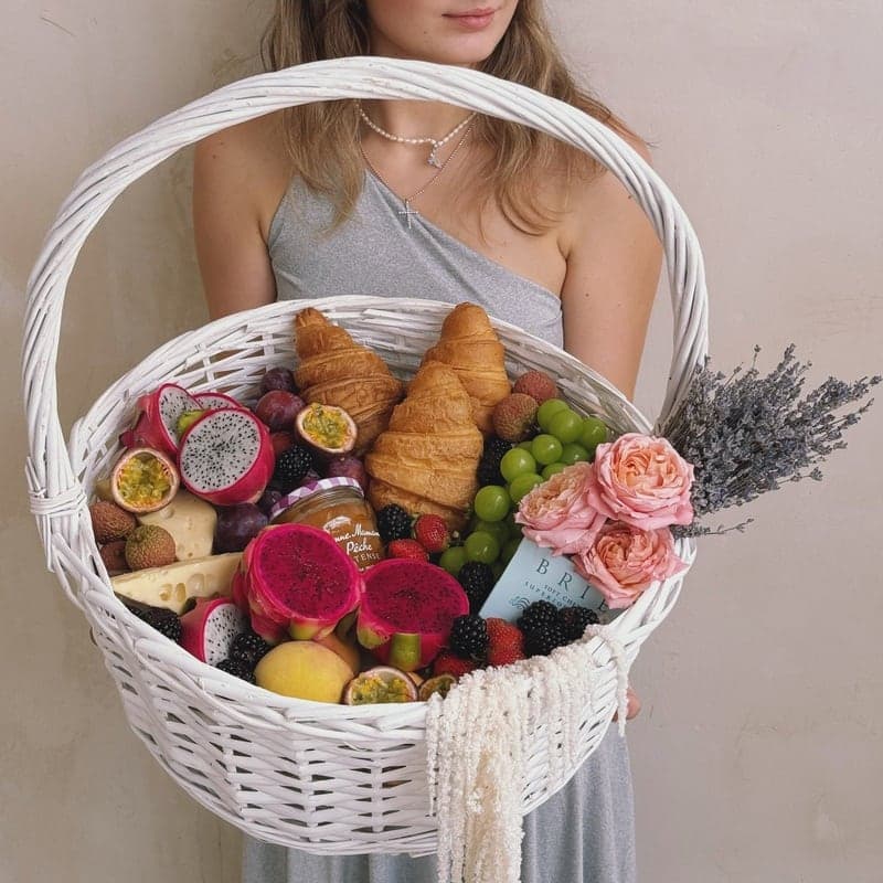 Корзина с фруктами, ягодами, круассанами и сыром "GOURMET PROVENCE" — Фото 3