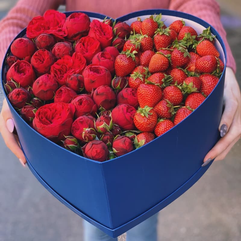Сердце с пионовидными розами и клубникой "HEART 25"