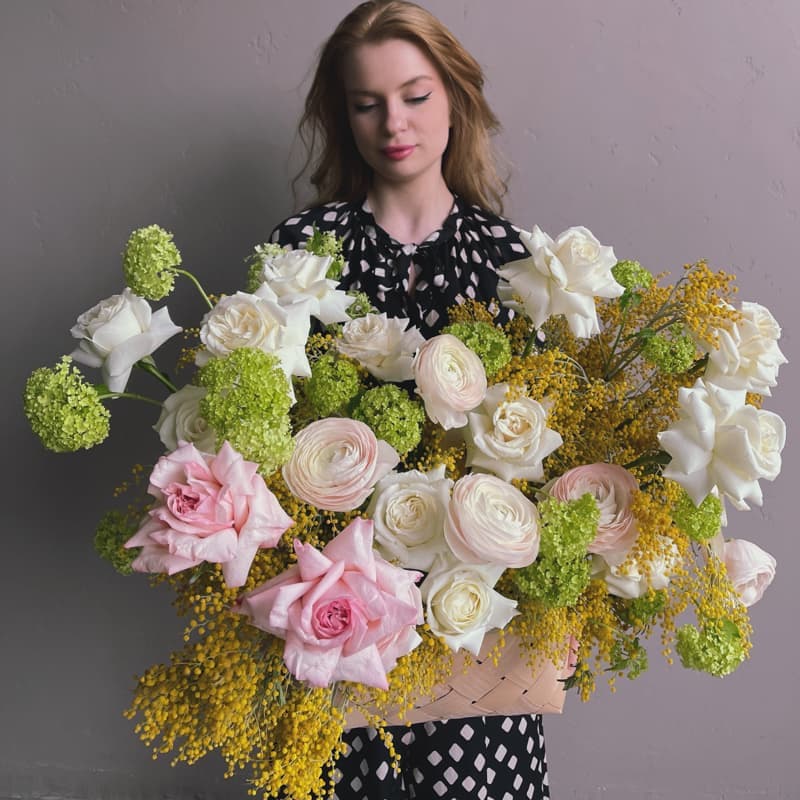 Корзина с ранункулюсами и мимиозой "SPRING LOVER" — Фото 3