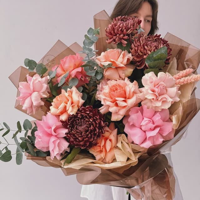 Букет с хризантемами и французскими розами "PINK APRICOT"