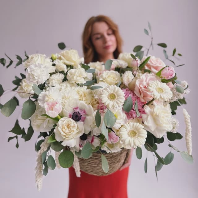 Большая корзина с весенними цветами "WHITE SPRING"