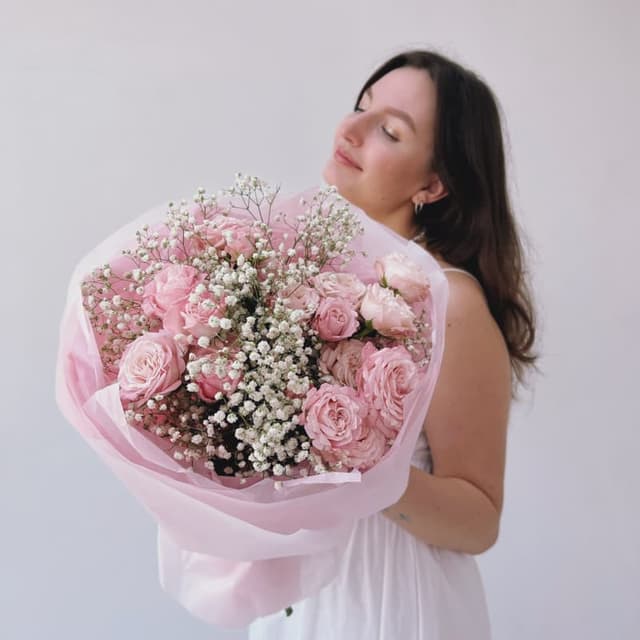 Букет из 5 кустовых пионовидных роз с гипсофилой "SOFT PINK"