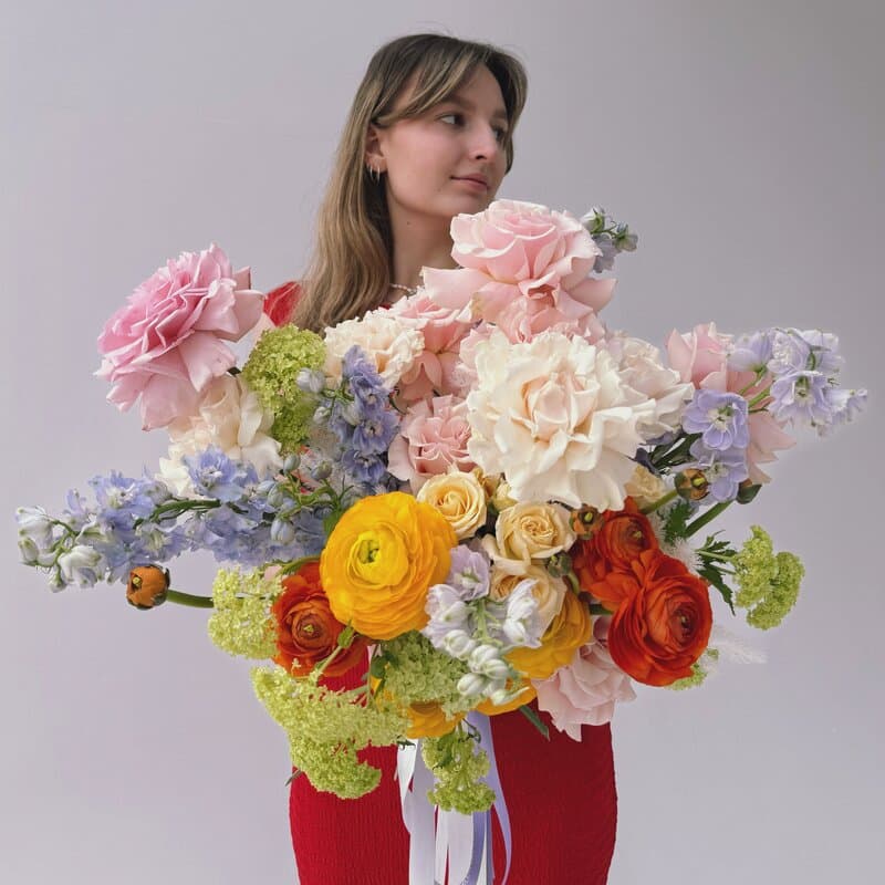 Садовый букет с ранункулюсами и дельфиниумом "SPRING CRUSH" — Фото 5