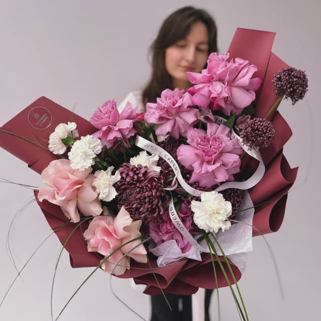 Букет с хризантемами и французскими розами "ANTIQUE MAUVE"