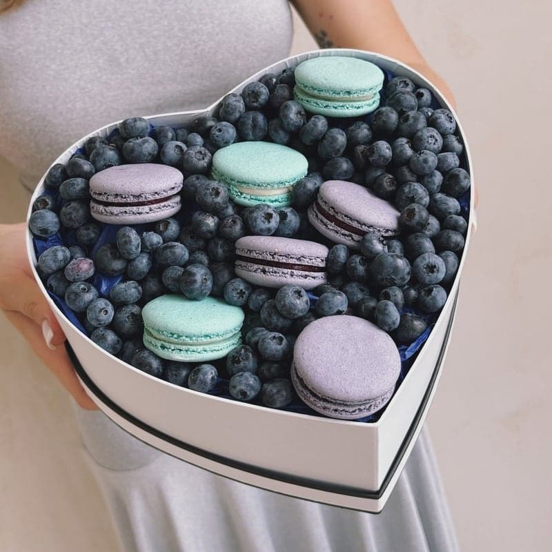 Сердце с макарунами и ягодами "BLUEBERRY" — Фото 3