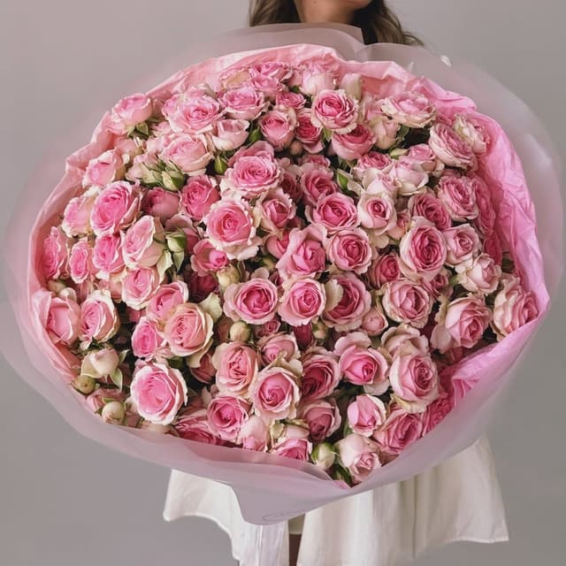 Букет из 19 розовых кустовых роз "DINARA"