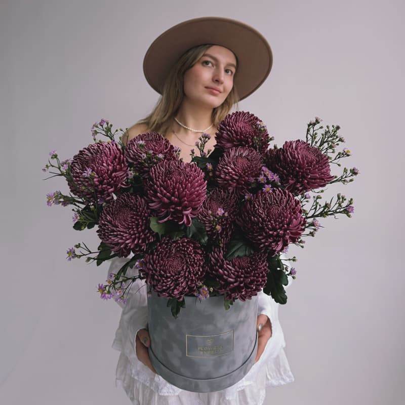 Бархатная коробка из 15 хризантем "BIGOUDI PURPLE" — Фото 3