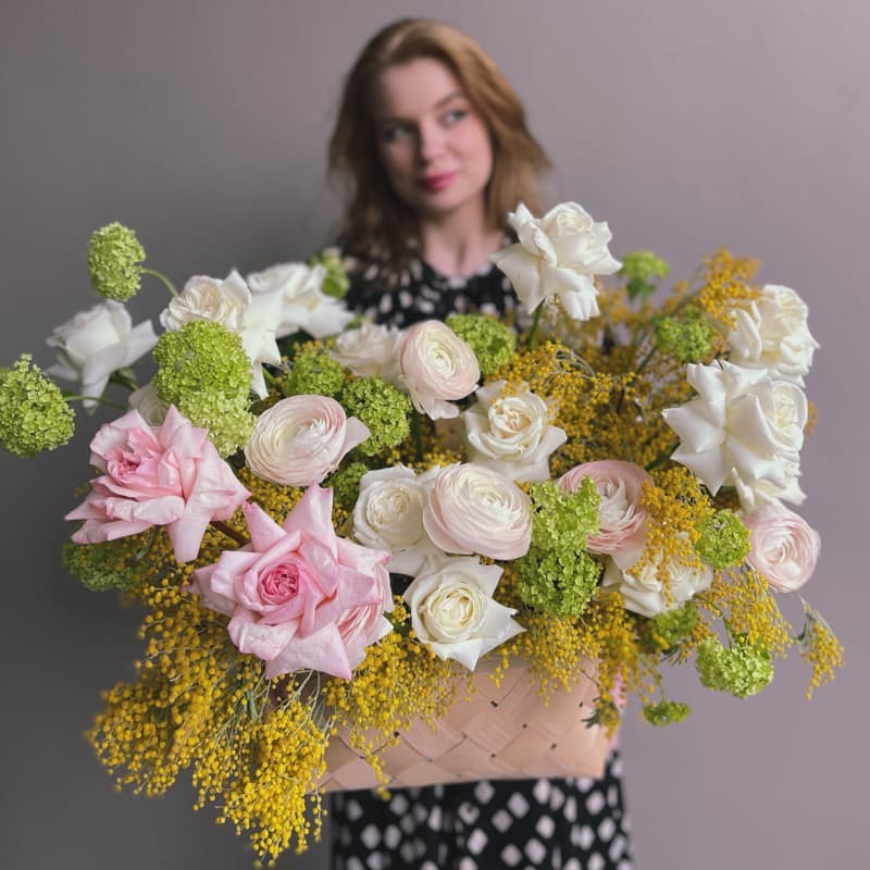 Корзина с ранункулюсами и мимиозой "SPRING LOVER" — Фото 8