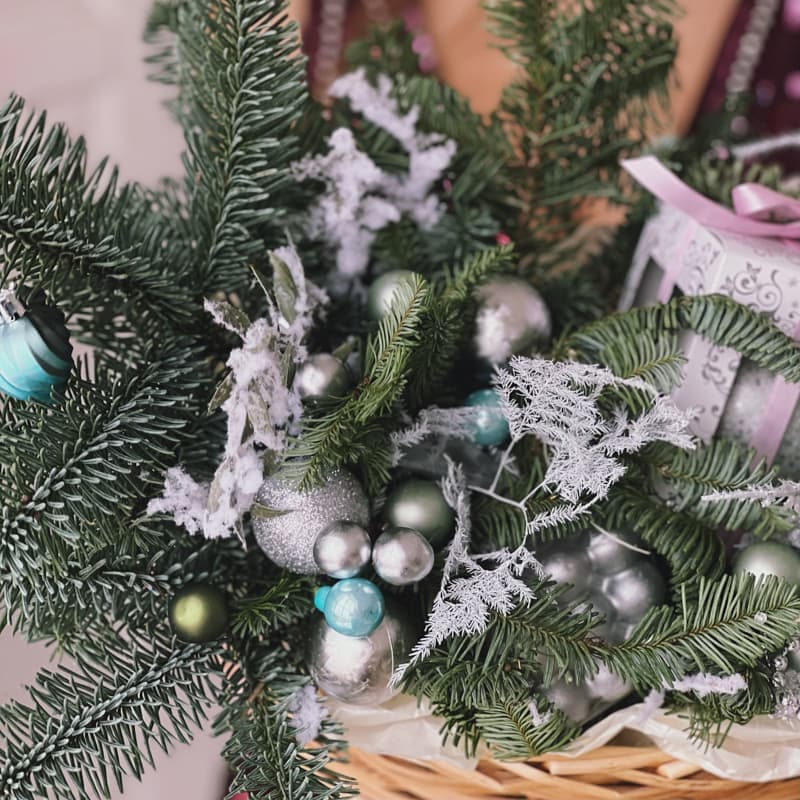 Новогодняя композиция со свечой и подарком "ELF" — Фото 6