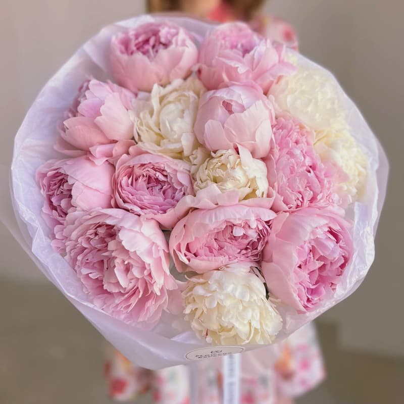 Букет из 15 розовых и белых пионов "SUGAR PINK"