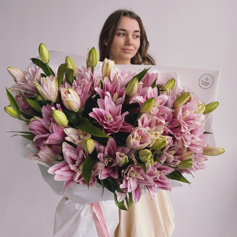 Большой букет из 15 пионовидных лилий "ROSELILY VIOLA"