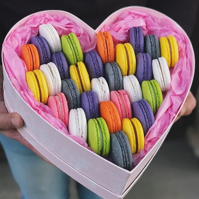 Сердце с 28 макарунами "CANDY HEART"
