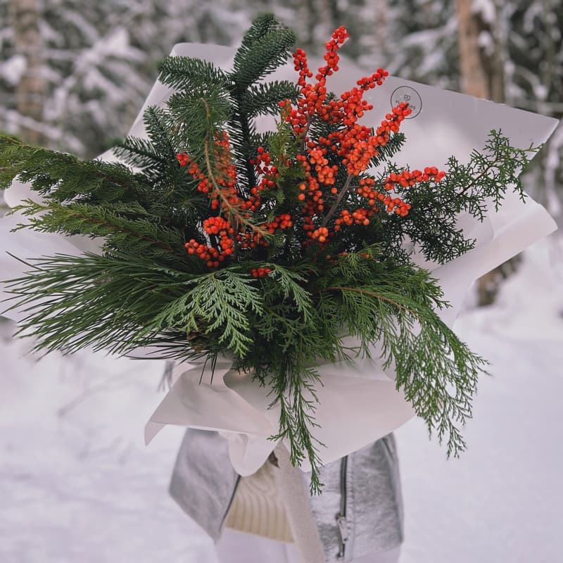 Новогодний хвойный букет с илексом "PINE"