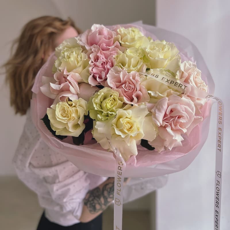 Букет из 15 французских роз "WHITE & PINK MONDIAL"