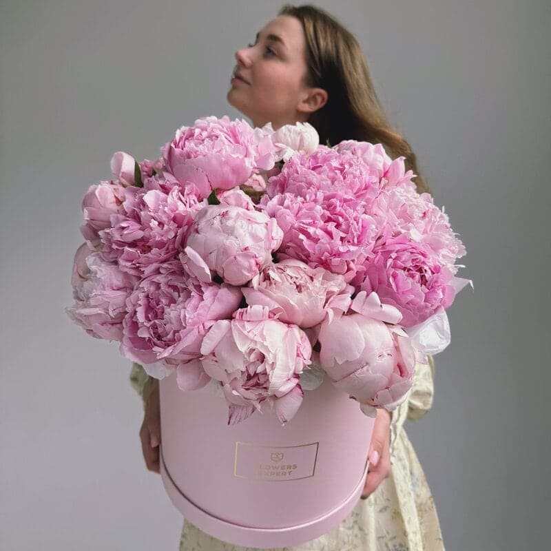 Коробка с 25 пионами "SARAH BERNHARDT"