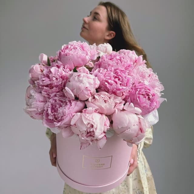 Коробка с 25 пионами "SARAH BERNHARDT"